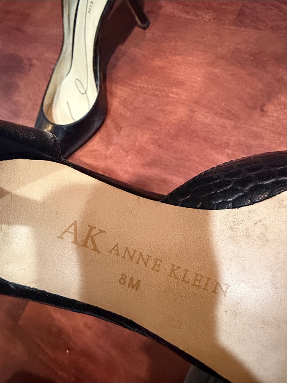 Women's size 8 Anne Klein closed toe crocodile patterned black heels - Picture 4 of 5